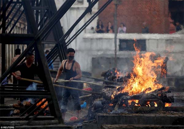  شهدت نيبال حرق آلاف الجثث على ضفة نهر 
