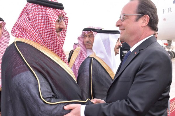 ولي العهد السعودي الأمير محمد بن نايف يستقبل هولاند