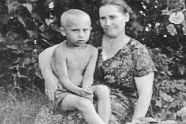 بوتين الطفل مع أمه ماريا إيفانوفنا