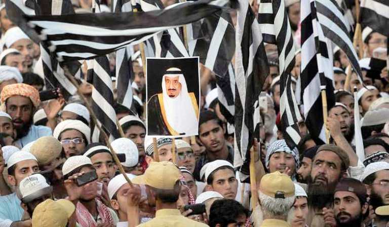 باكستانيون يرفعون صورة الملك سلمان بن عبد العزيز