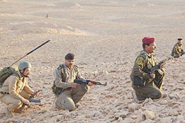 عناصر حماية الحدود العراقية خلال عملية عسكرية في منطقة النخيب