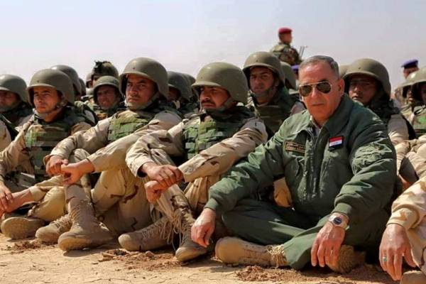 وزير الدفاع خالد العبيدي بين قواته في إحدى جبهات القتال ضد داعش