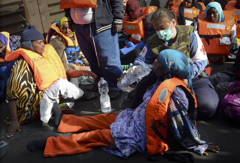 مسعفون ايطاليون ينقذون مهاجرين غير شرعيين جنوب صقلية