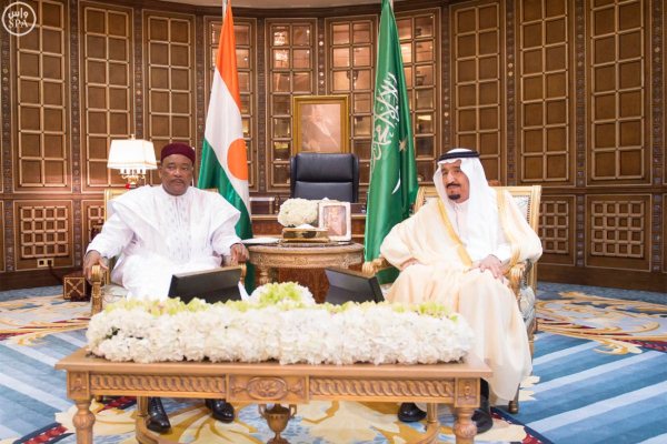 الملك سلمان مستقبلا رئيس النيجر في الرياض - واس