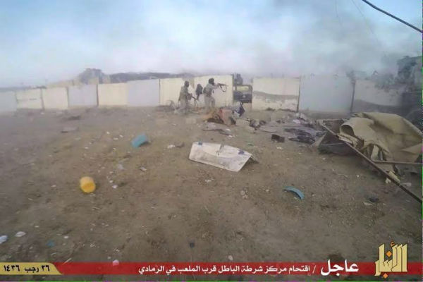 صورة وزعها تنظيم داعش لاقتحام مقاتليه مقر شرطة الرمادي