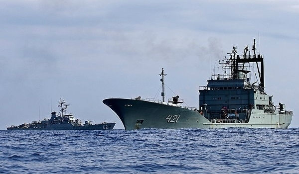 إيران تدعي توجيه تحذيرات لسفن وطائرات حربية أميركية وفرنسية في منطقة باب المندب