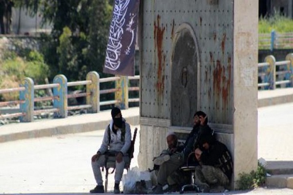 مسلحون من جبهة النصرة على مدخل بلدة جسر الشغور