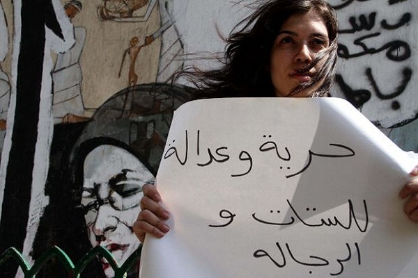 متظاهرة مصرية تحمل لافتة تطالب بحرية المرأة