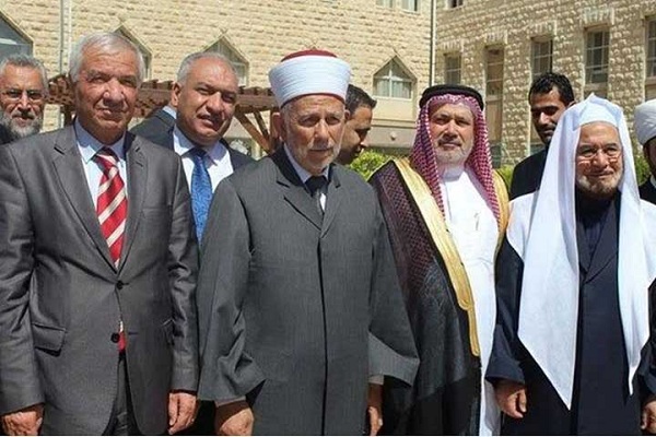 قاضي القضاة الأردني ومسؤولون فلسطينيون وأردنيون في باحة الأقصى