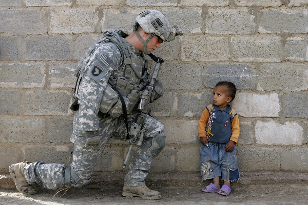 جندي اميركي وطفل عراقي