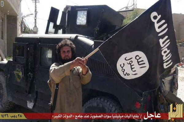  مقاتل من داعش يرفع راية داعش في الرمادي