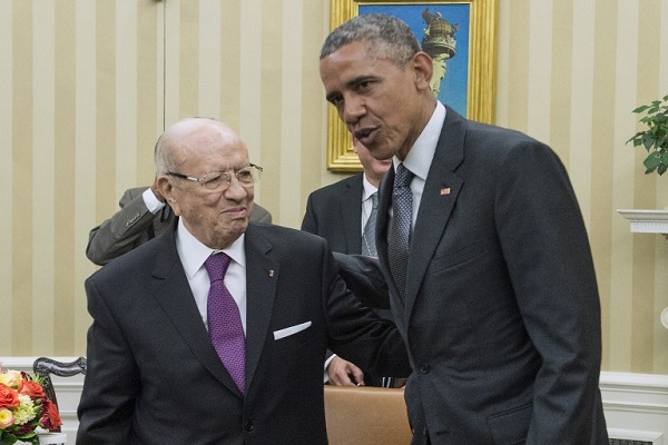 الرئيس الأميركي مستقبلا نظيره التونسي