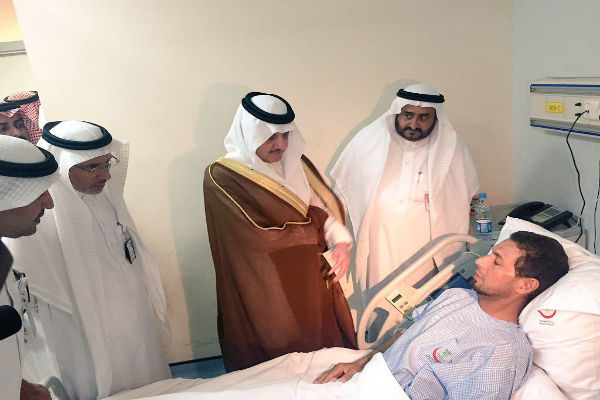 الأمير سعود بن نايف يعود جرحى تفجير مسجد القديح