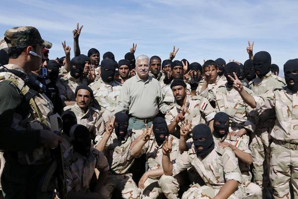 النجيفي بين مجموعة من المتطوعين لتحرير الموصل