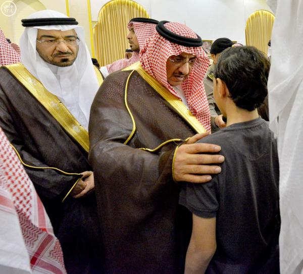 ولي العهد الأمير محمد بن نايف يقدم العزاء لأبناء ضحايا تفجير مسجد القديح