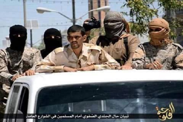 عناصر داعش يستعرضون بالجندي العراقي في الفلوجة