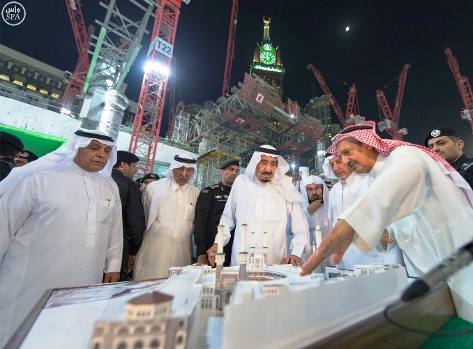 الملك سلمان تابع مشروع توسعة الحرم المكي مع كبار المسؤولين- واس
