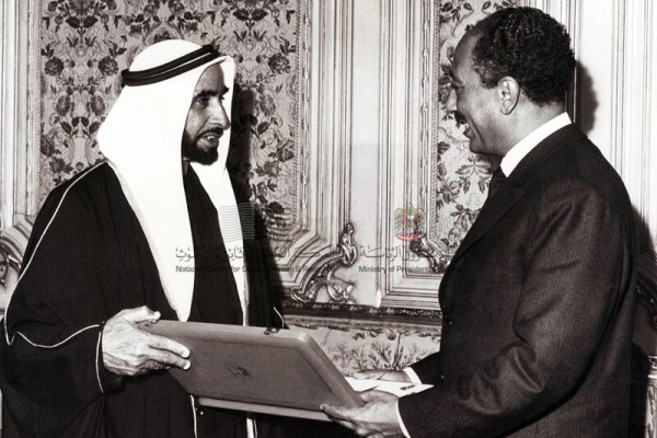 الشيخ زايد مع الرئيس المصري الأسبق أنور السادات
