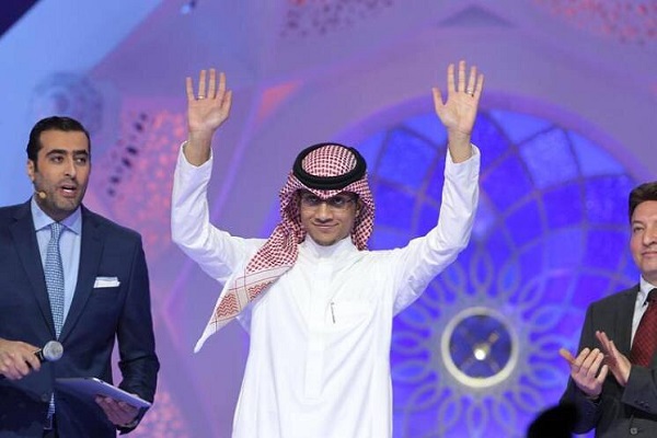 السعودي حيدر العبدالله يؤدي التحية إلى الجمهور