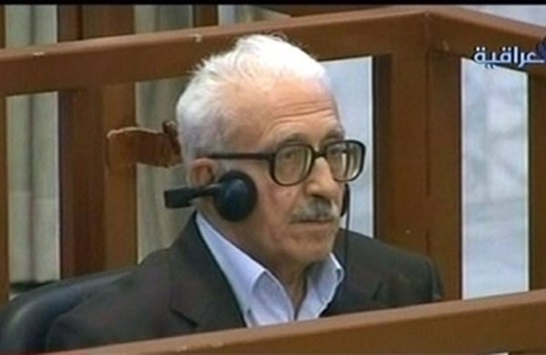 عزيز كما ظهر في أول لجلسة لمحاكمته في 29 نيسان 2008