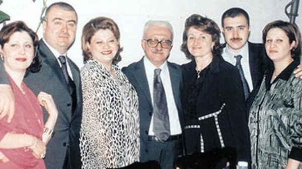 طارق عزيز مع أفراد عائلته