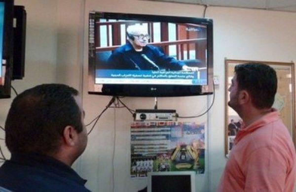 عراقيون يشاهدون طارق عزيز لدى الحكم بالاعدام ضده