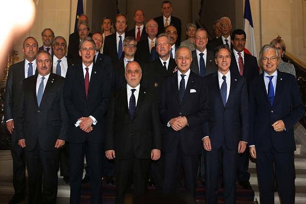 العبادي يتوسط ممثلي دول التحالف خلال اجتماعهم الاخير في باريس