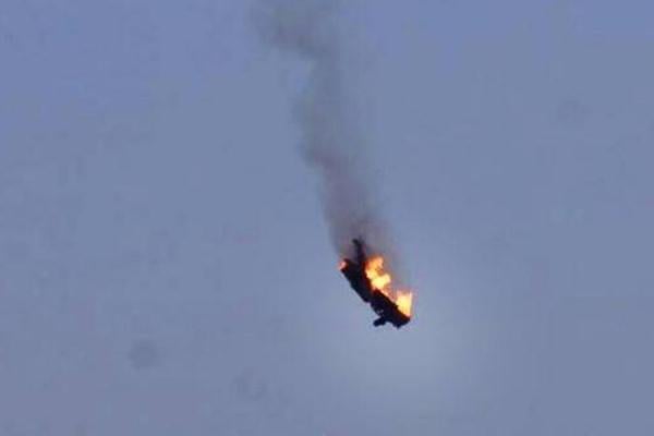 صورة من فيديو نشر على الإنترنت يظهر لقطات بعيدة لسقوط طائرة حربية