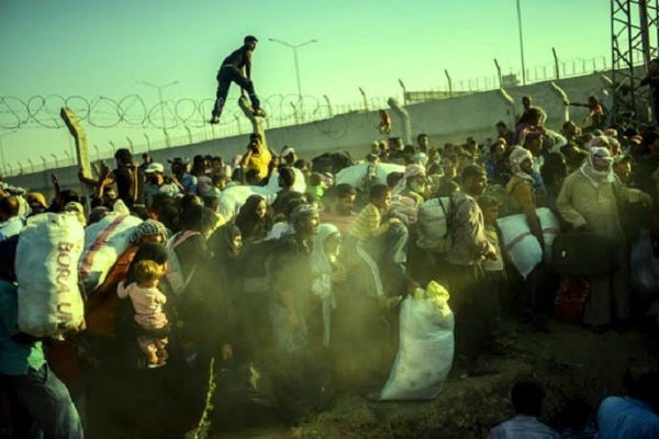  حمل اللاجئون السوريون ما تيسر من الامتعة باتجاه الحدود التركية