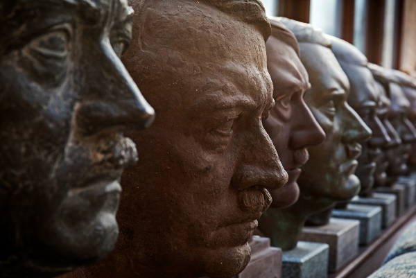 مجموعة من التماثيل لرأس هتلر يملكها كيفن ويتكروفت - الغارديان