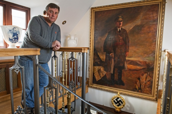 ويتكروفت في منزله حيث يحتفظ بأكبر مجموعة من التذكارات النازية - الغارديان