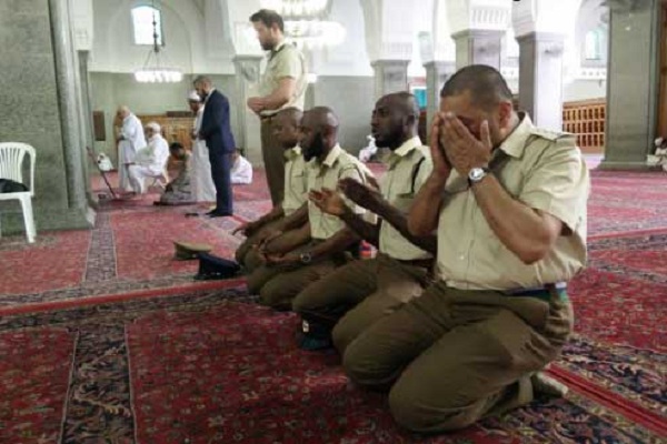 مجموعة من الجنود يصلون في المسجد النبوي