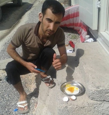 عراقي يقلي البيض تحت أشعة الشمس 