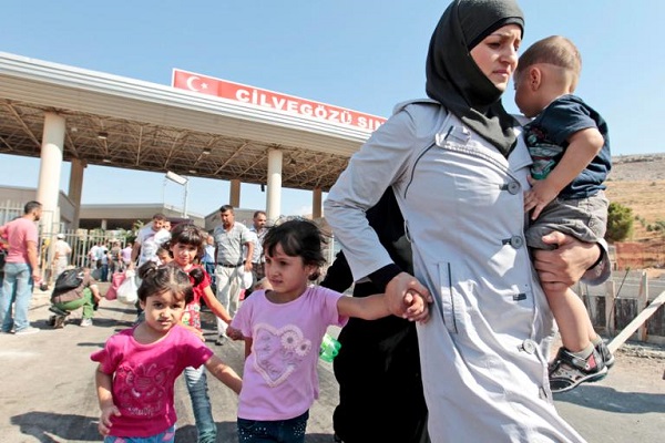 أم سورية لاجئة وأطفالها 