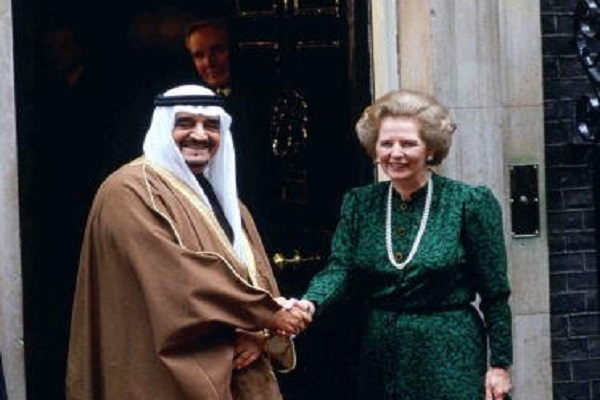 ثاتشر مع الملك الراحل فهد بن عبد العزيز أمام مقر رئاسة الوزراء في 10 داوننغ ستريت في لندن