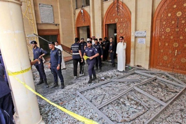 عناصر من الشرطة الكويتية في مسجد الامام الصادق بعد التفجير