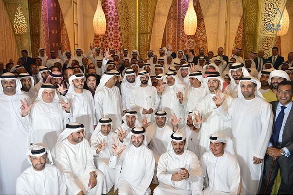 صورة للشيخ محمد بن راشد خلال اللقاء مع الاعلاميين
