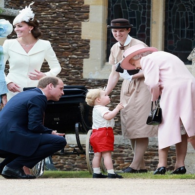 الأمير جورج يكلم جدته الملكة اليزابيث