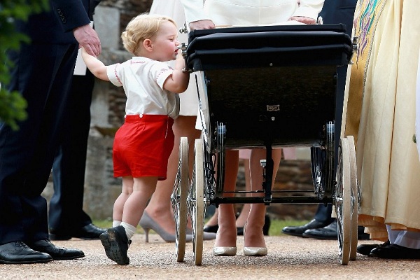 الأمير جورج يلقي نظرة على أخته الأميرة شارلوت