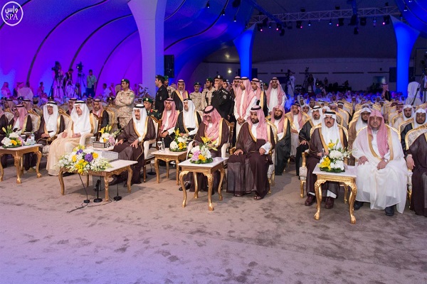 العاهل السعودي وصل للمدينة بصبحة العديد من الوزراء والمسؤولين الكبار