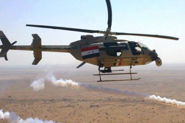 طائرة مروحية عراقية تقصف أهدافا لداعش