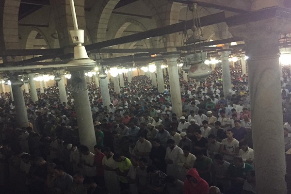 عشرات الآلاف بداخل وخارج المسجد صلوا خلف جبريل