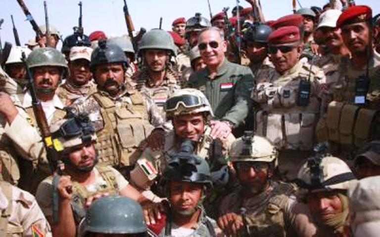 وزير الدفاع العراقي بين مقاتلي الجيش في قاطع عمليات الانبار