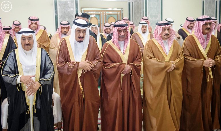 خادم الحرمين الشريفين يؤدي صلاة الميت في المسجد الحرام على الأمير سعود الفيصل