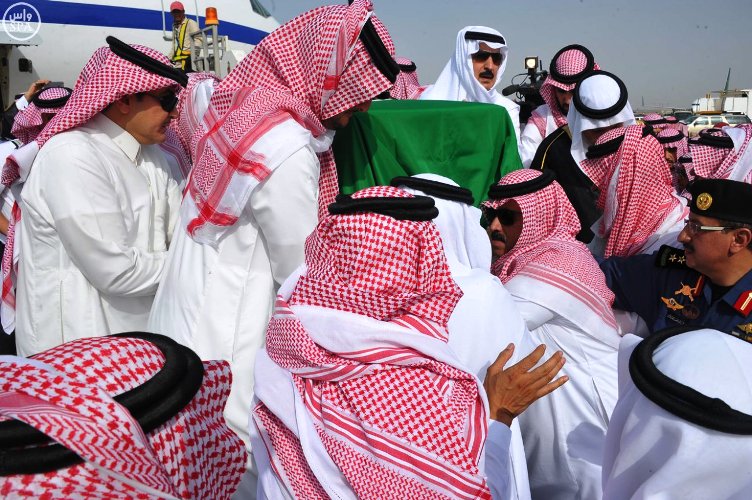 لحظة وصول جثمان الأمير سعود الفيصل إلى جدة للصلاة عليه ودفنه