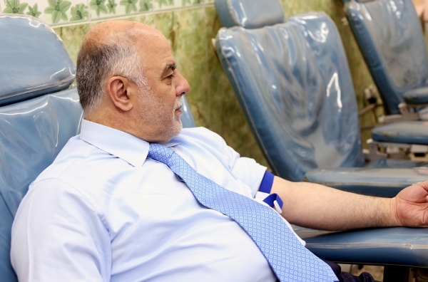 العبادي يتبرع بالدم لجرحى المعارك ضد داعش