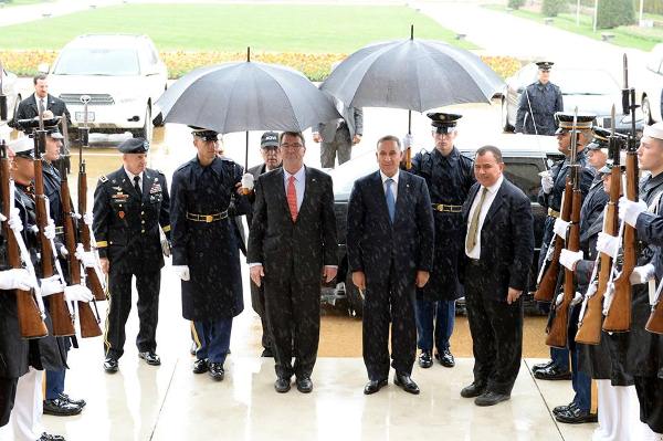 وزيرا الدفاع العراقي العبيدي والاميركي كارتر خلال لقاء سابق في واشنطن