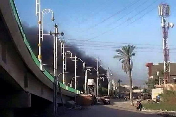 دخان حرائق الاحتجاجات في البصرة ضد فقدان الخدمات وانقطاع الكهرباء