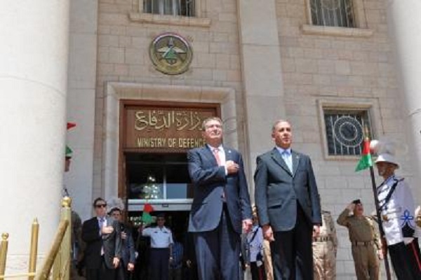 وزيرا الدفاع العراقي خالد العبيدي والاميركي آشتون كارتر خلال لقائهما في بغداد
