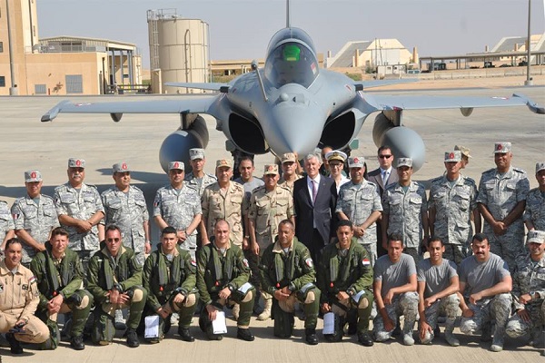 وزير الدفاع وسفير فرنسا وعسكريون مصريون ـ صورة وزعها المتحدث العسكري